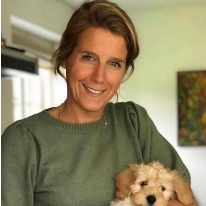 Profielfoto van Sanne Spits-Nuijten met een puppy in haar armen