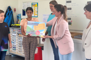 Leerlingen uit groep 4van OBS De Uilenbrink juichen na ontvangst vanwaardecheck bioscoop bezoek.