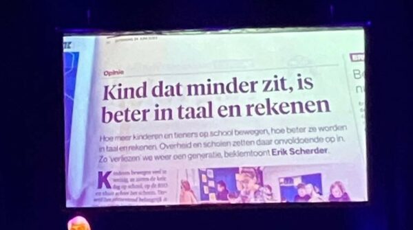 Erik Scherder staat op het podium een lezing te geven voor het publiek met de boodschap: Daag uit die hersenen!
