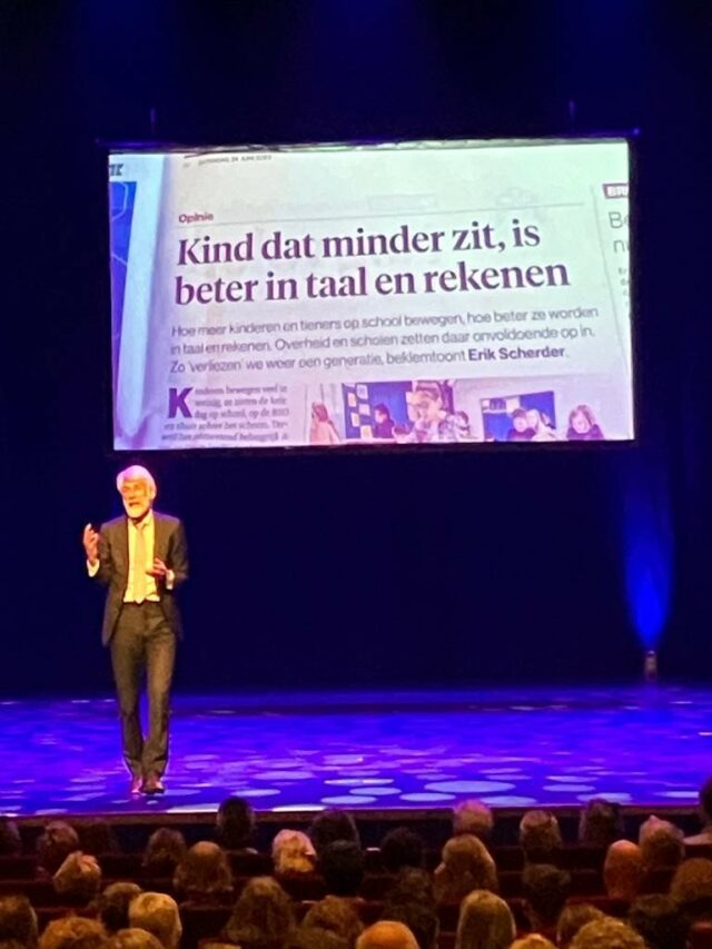Erik Scherder staat op het podium een lezing te geven voor het publiek met de boodschap: Daag uit die hersenen!