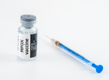 foto van vaccin met optreknaald