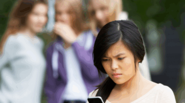 Meisje kijkt op smartphone