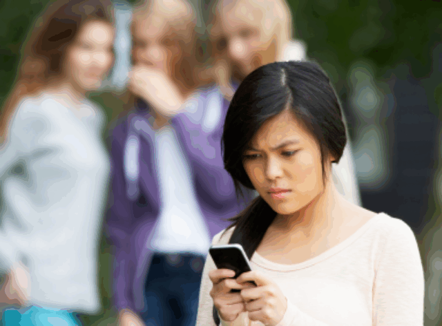 Meisje kijkt op smartphone