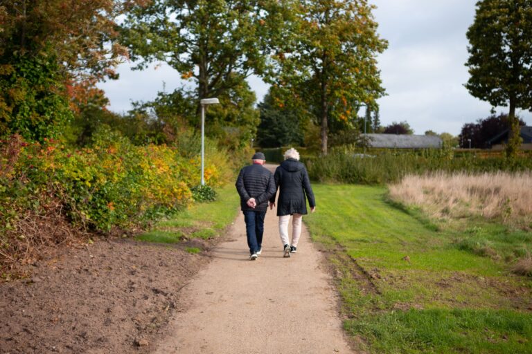 echtpaar wandelen